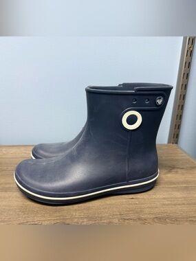 CROCS Navy Footbed Rain Boots with Cream Accent Women’s 10